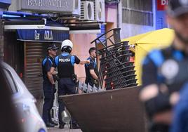 Policías locales, en el lugar donde se produjo el atropello.