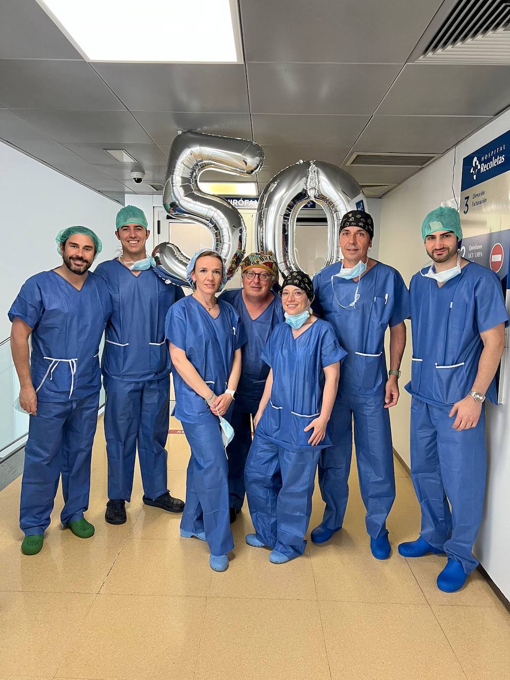 El equipo MAKO de Recoletas Campo Grande celebra su 50 intervención de rodilla.