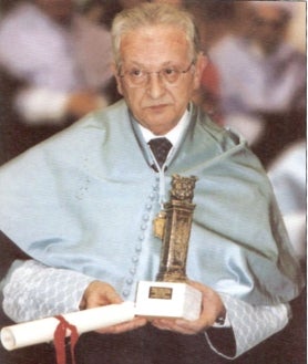 Imagen secundaria 2 - Palomares como director de la COPE y recogiendo el Premio del Consejo Social de la UVa en 2001.