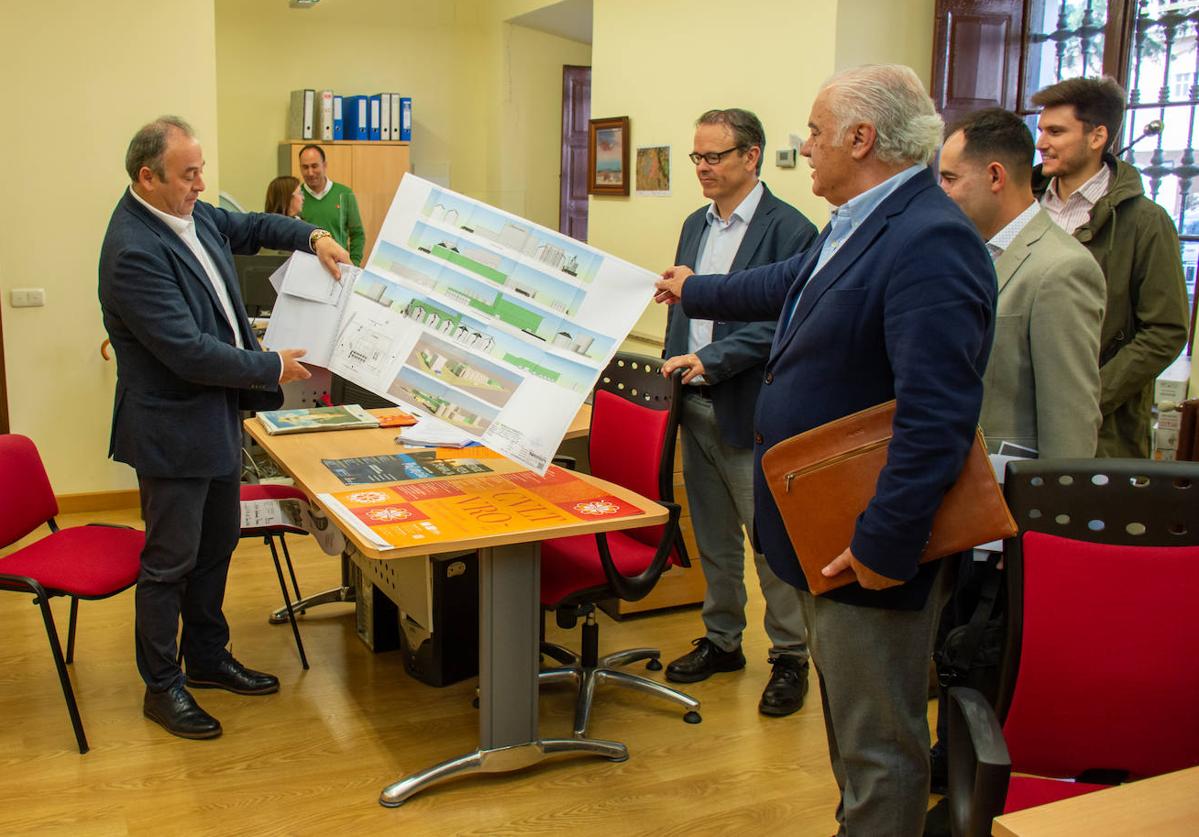 Gregorio Álvarez, a la izquierda, presenta en el Ayuntamiento de Paredes el proyecto de la planta.