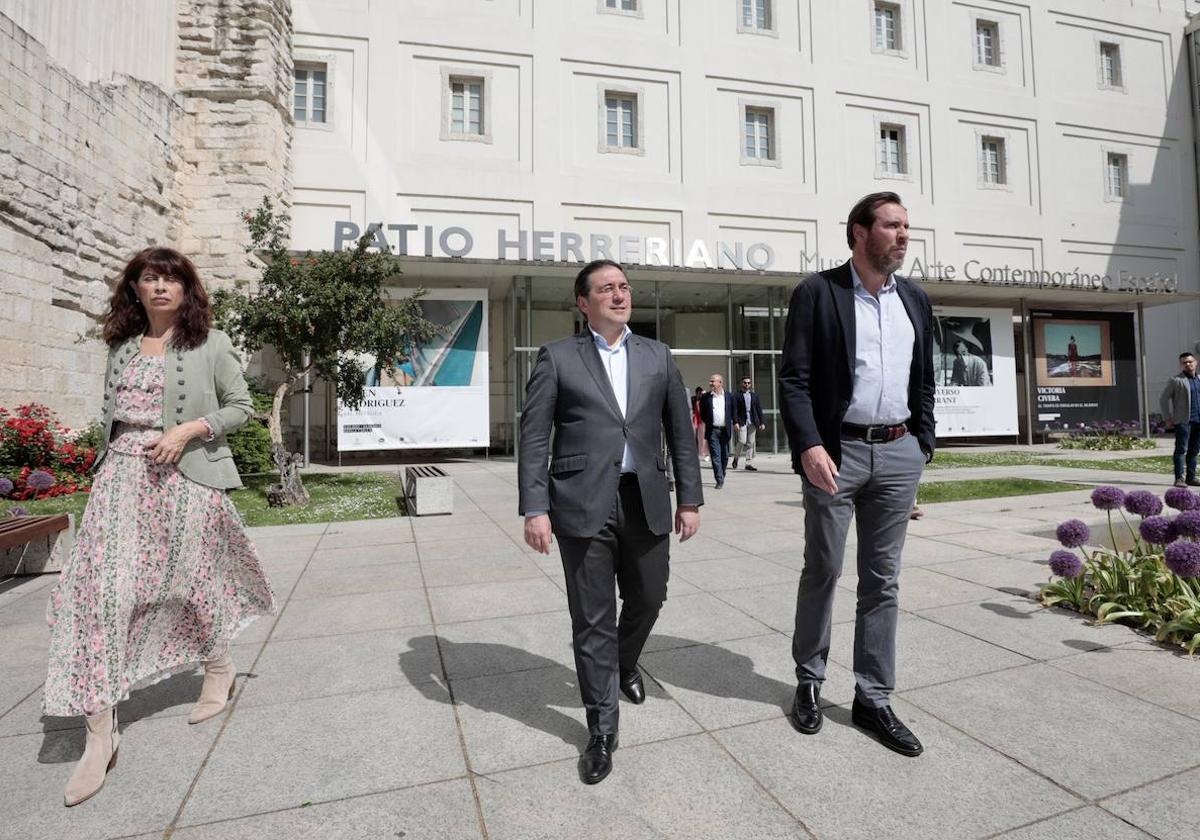 El ministro Albares, entre el alcalde Óscar Puente y la concejala Ana Redondo, en Valladolid.