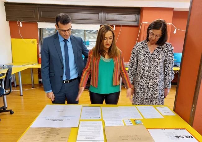 Virginia Barcones, delegada del Gobierno en Castilla y León entre la subdelegada de Valladolid y el secretario general de la Delegación.