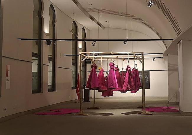 Instalación de capotes colgados en cadalsos.