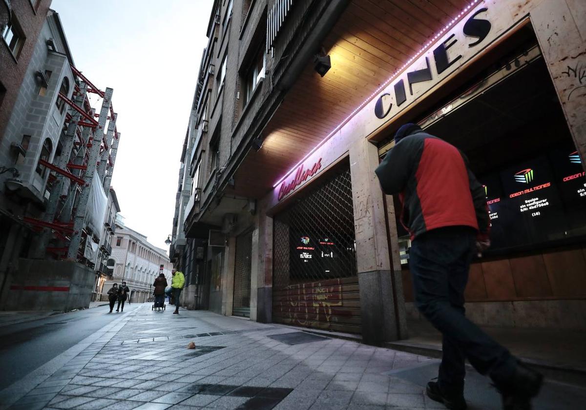 Entrada de los cines Casablanca en Valladolid.