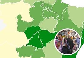 Un grupo de personas camina por la calle Mantería de Valladolid.