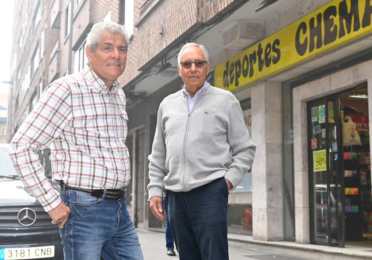 Chema Rodríguez (i) y Roberto Legido (d) frente a su tienda, que cerrarán en julio.