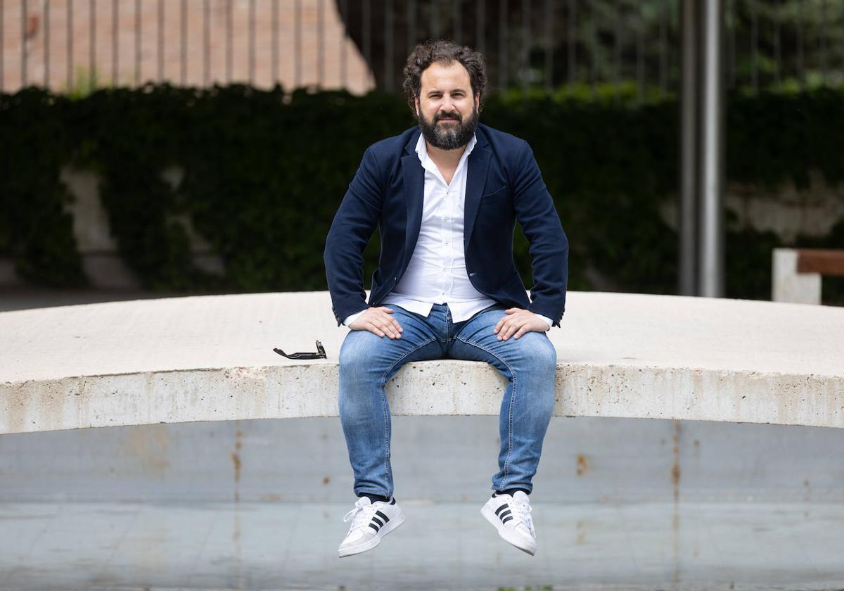 José Peláez, en el jardín del Museo Patio Herreriano.