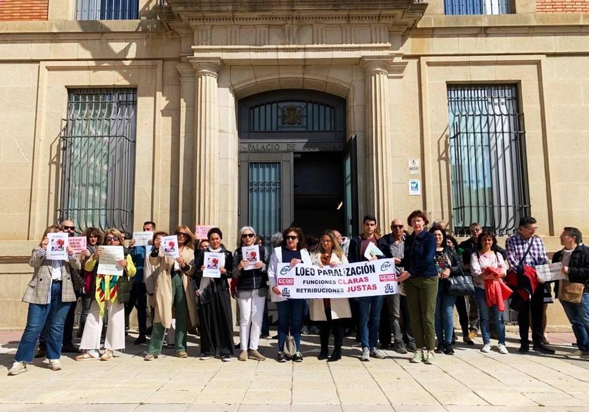 Los funcionarios en huelga, este miércoles ante el Palacio de Justicia.