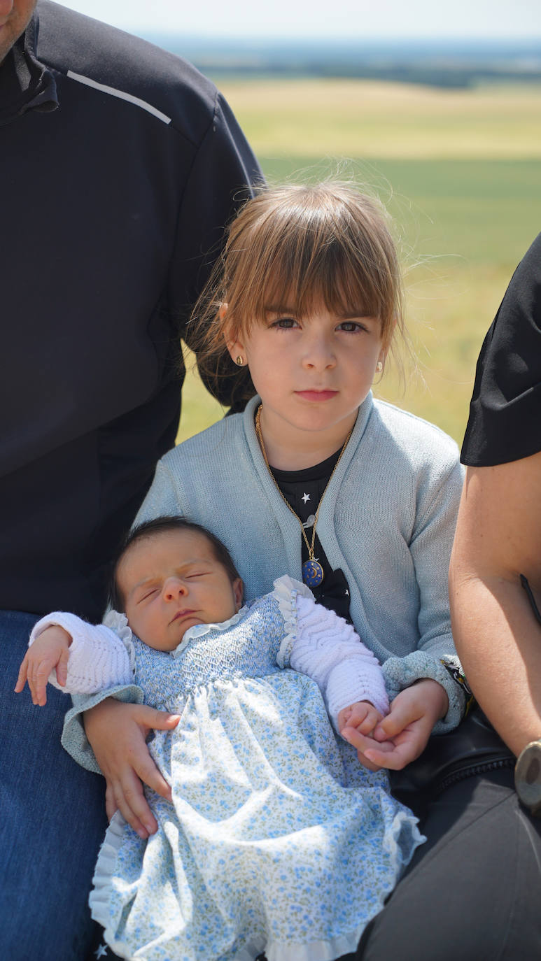 Noa con su hermanita recién nacida Laia