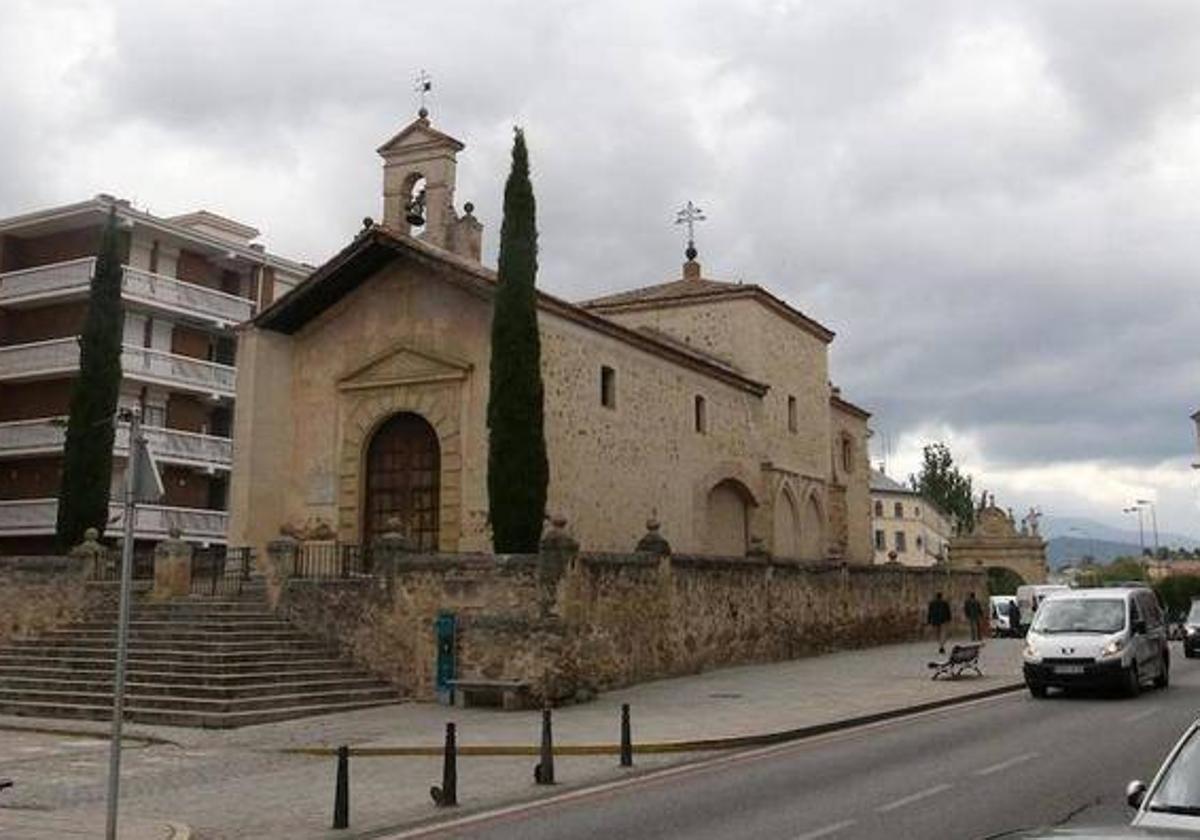 Ermita del Cristo del Mercado y, detrás, la Puerta de Madrid.