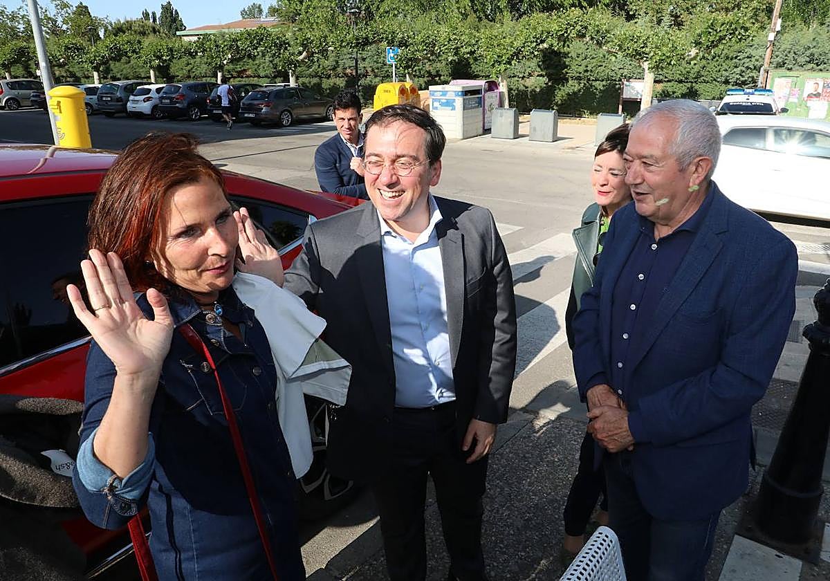 El ministro, en el centro, con la diputada Mariluz Martínez Seijo y el candidato socialista en Villamuriel, Amador Aparicio.