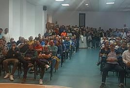 Asamblea de trabajadores celebrada en Íscar.