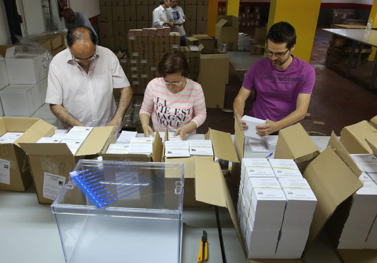 Personal de la Delegación de Gobierno empaqueta papeletas electorales, en una imagen de archivo.