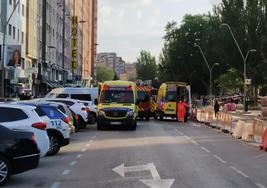 Los servicios de emergencia desplegaron un amplio dispositivo en la Avenida Reyes Católicos.