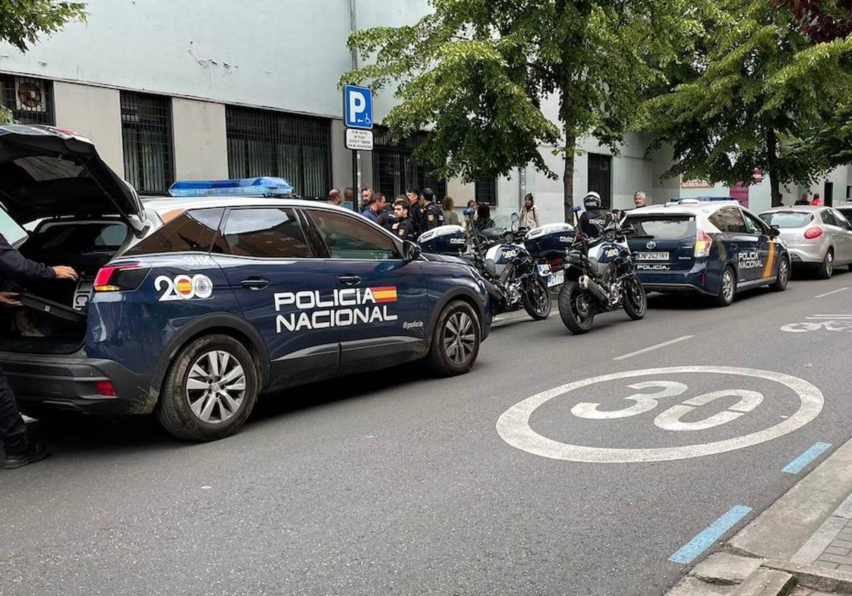 Los agentes de la Policía Nacional , a las puertas del instituto.