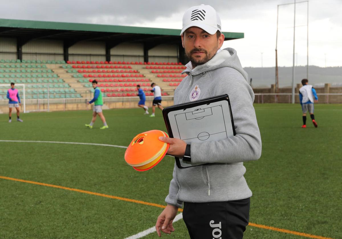 El técnico Carlos Doyague con el conjunto filial.