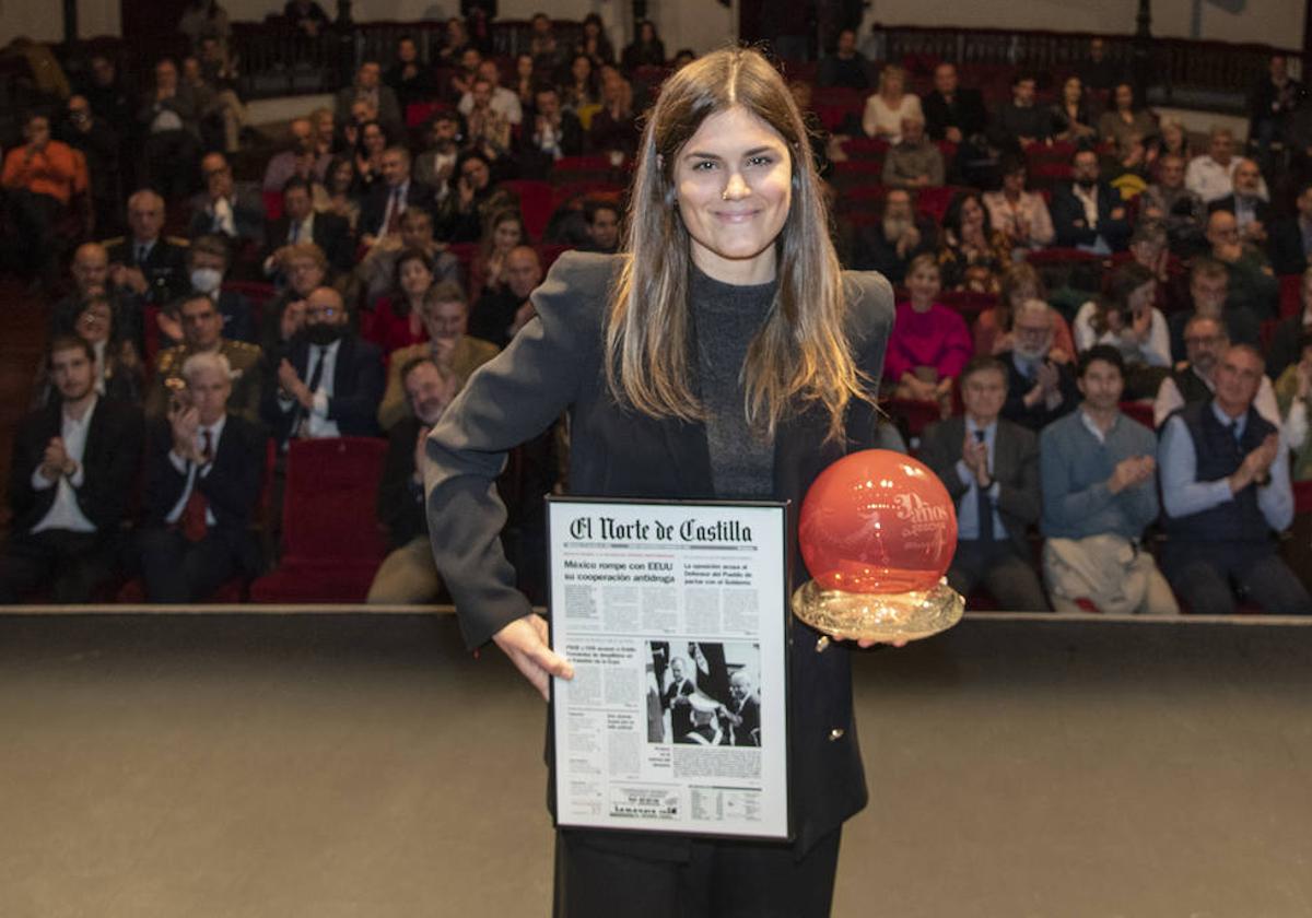 Elvira Sastre recibe el premio durante la gala del treinta aniversario de El Norte de Castilla en Segovia.