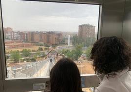 Personas encerradas en el ascensor a la espera del rescate.