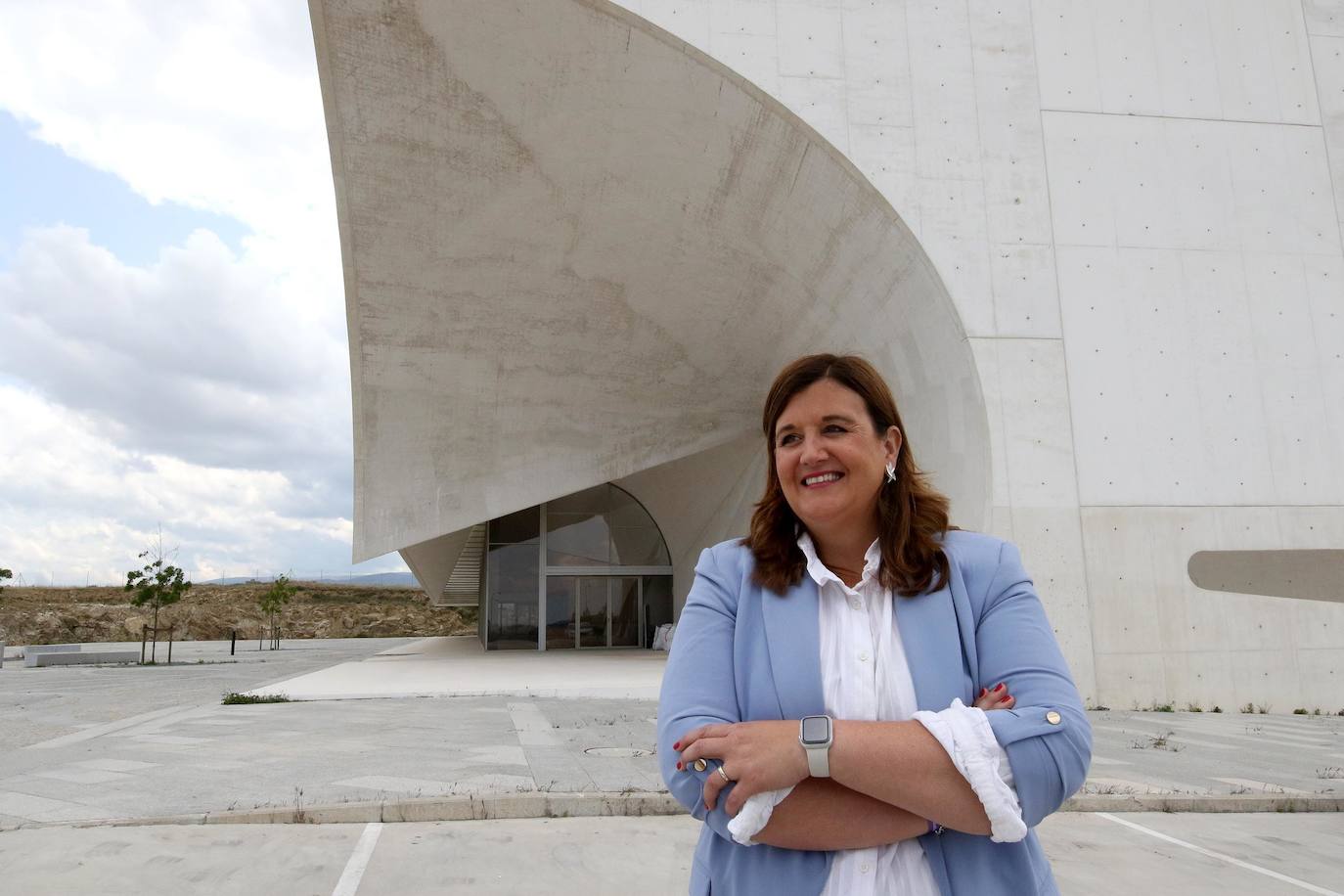 Clara Martín, candidata del PSOE a la Alcaldía de Segovia, en el edificio CIDE.