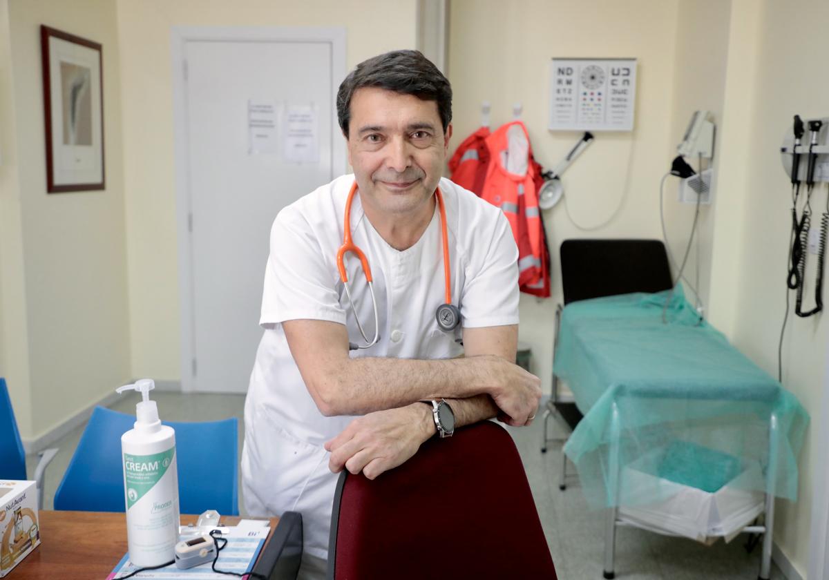 El doctor Fernando Montiel, en el centro de salud Rondilla de Valladolid.