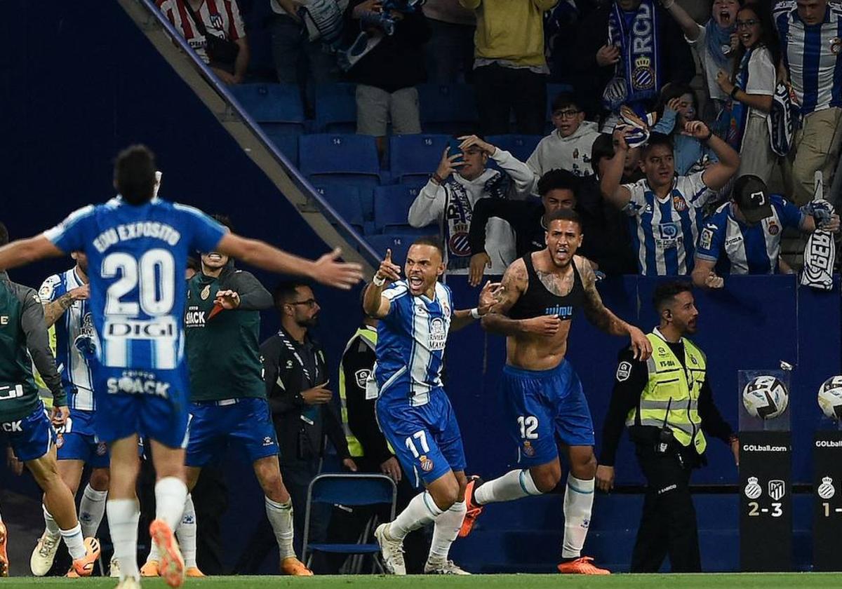 Vinícius Souza, a la derecha, celebra el tanto del empate a 3 ante el Atleti.