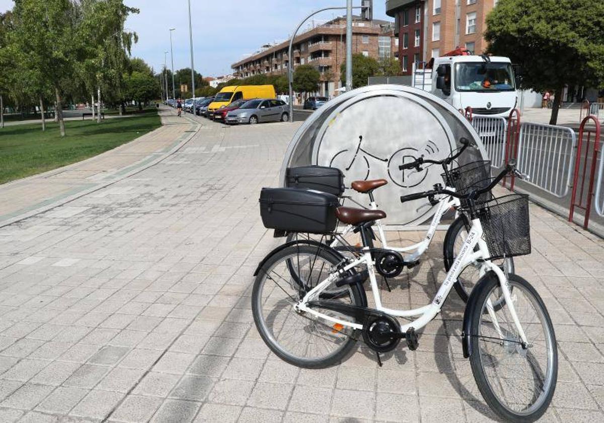 Bicicletas municipales, junto al aparcabicis cubierto de Derechos Humanos.