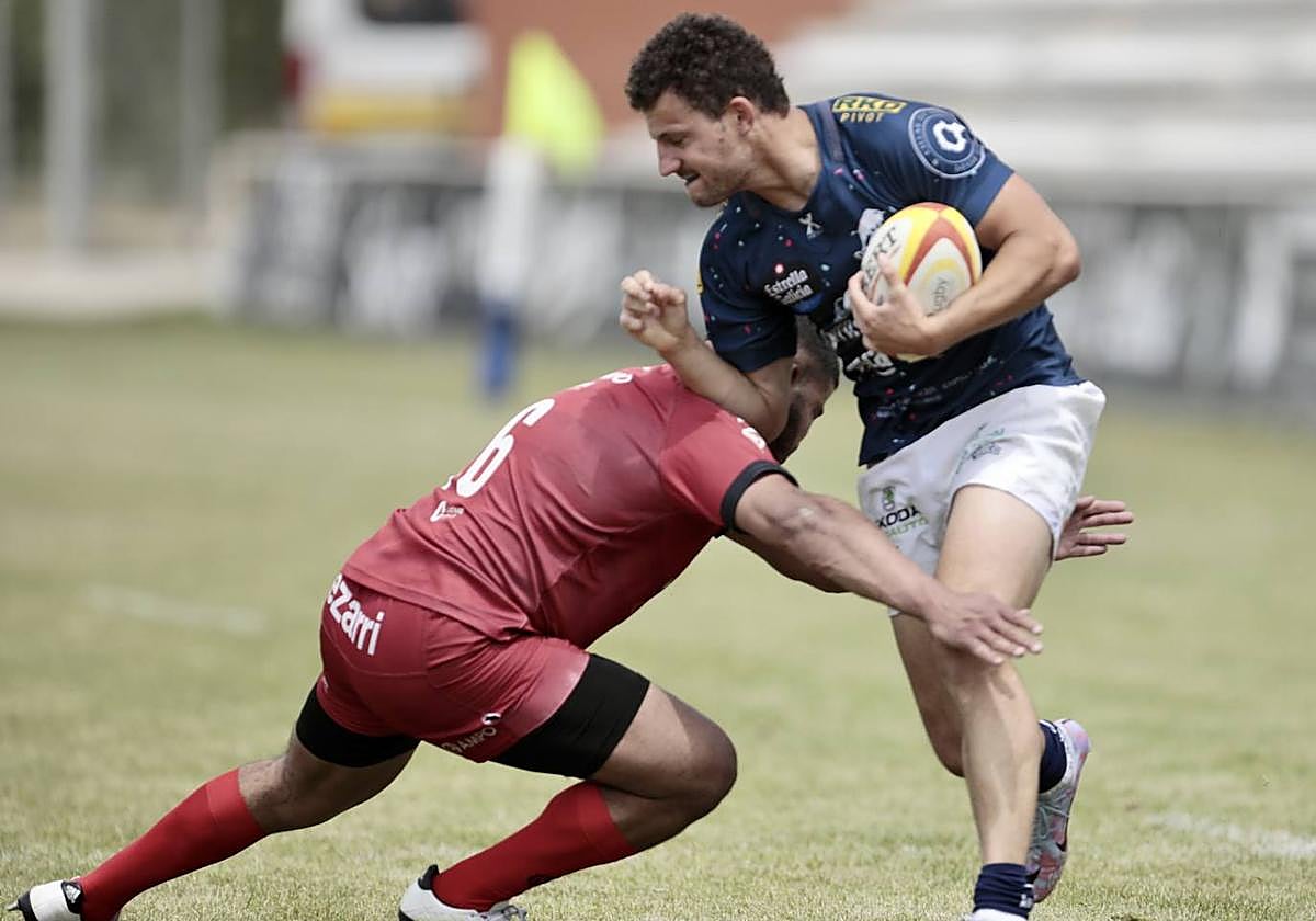 Lainz recibe el placaje de un rival en el partido de cuartos ante Ordizia.