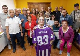 Benita Monzón, este viernes, con una camiseta conmemorativa.