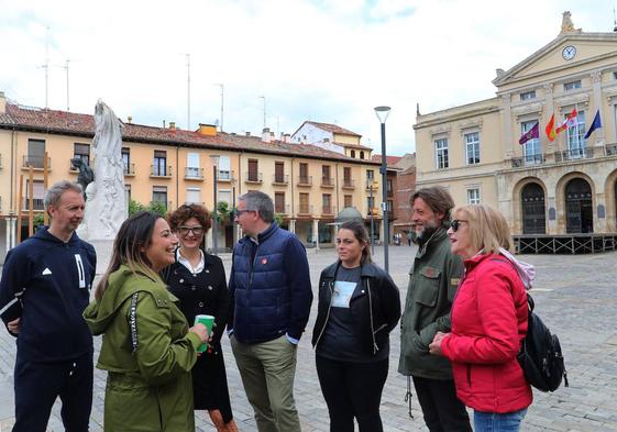 Miriam Andrés conversa con sus compañeros de candidatura, este viernes en la Plaza Mayor.