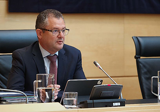 El consejero de Agricultura, Ganadería y Desarrollo Rural, Gerardo Dueñas, durante una comparecencia.