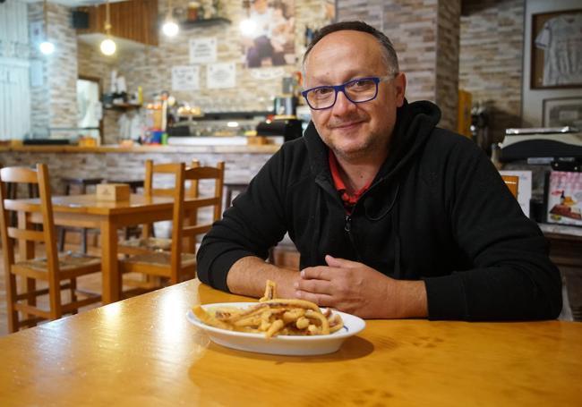 David presume de rabas. Él las elabora al «estilo de Cantabria»