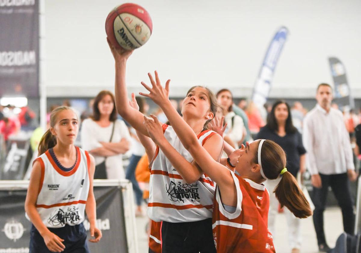 Torneo de baloncesto 3x3 femenino en la Feria de Muestras.