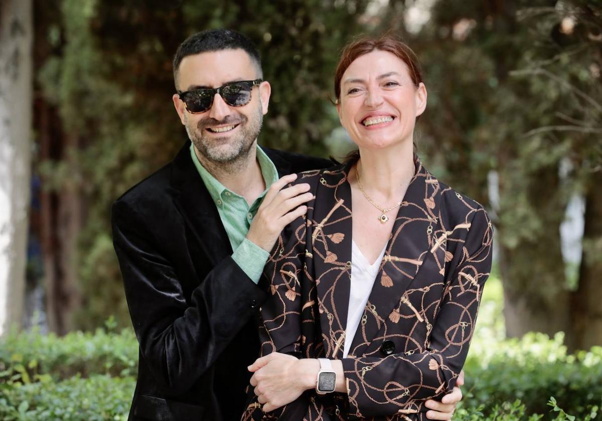 José Manuel Mora, director y autor del texto, y la actriz vallisoletana Marta Ruiz de Viñaspre, en el jardín de la Casa de Zorrilla.