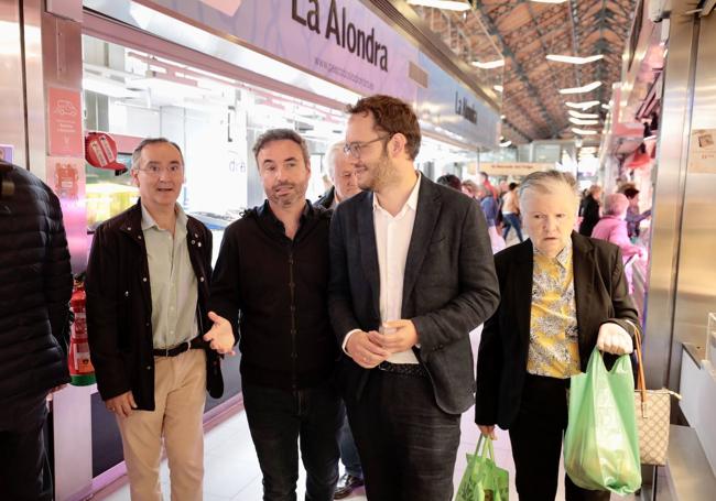 El diputado Guillermo Díaz acompaña a Pablo Vicente, candidato de Cs, que cerró campaña en el Mercado del Val.