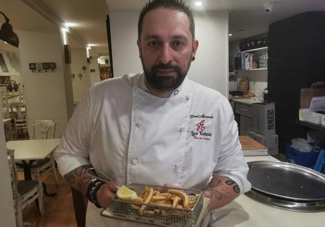 David Miranda ofrece a sus clientes unas tiernas rabas libres de gluten