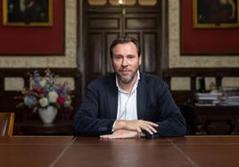 Óscar Puente, fotografiado tras la entrevista en el despacho del Ayuntamiento de Valladolid.