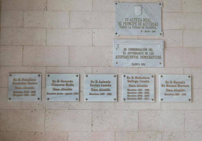 Placas en recuerdo de los alcaldes colocadas en el Casa Consistorial.