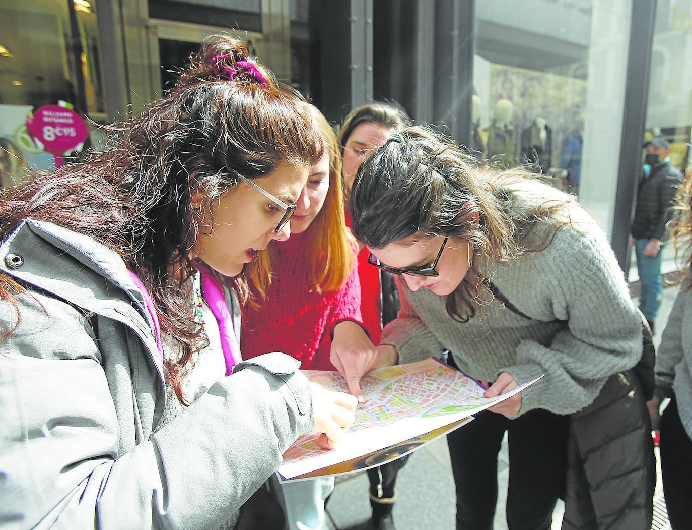 Un grupo de jóvenes turistas contempla un mapa de Palencia.