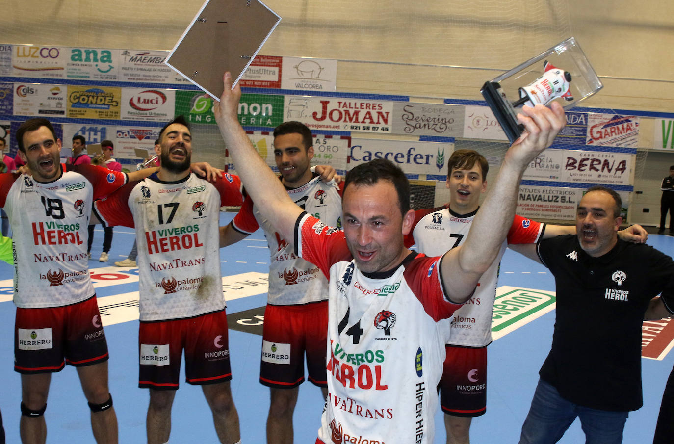 Despedida de Carlos Villagrán, eterno capitán del Balonmano Nava