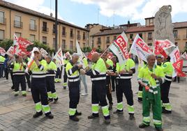 Trabajadores de Urbaser, en la concentración del miércoles en la Plaza Mayor.