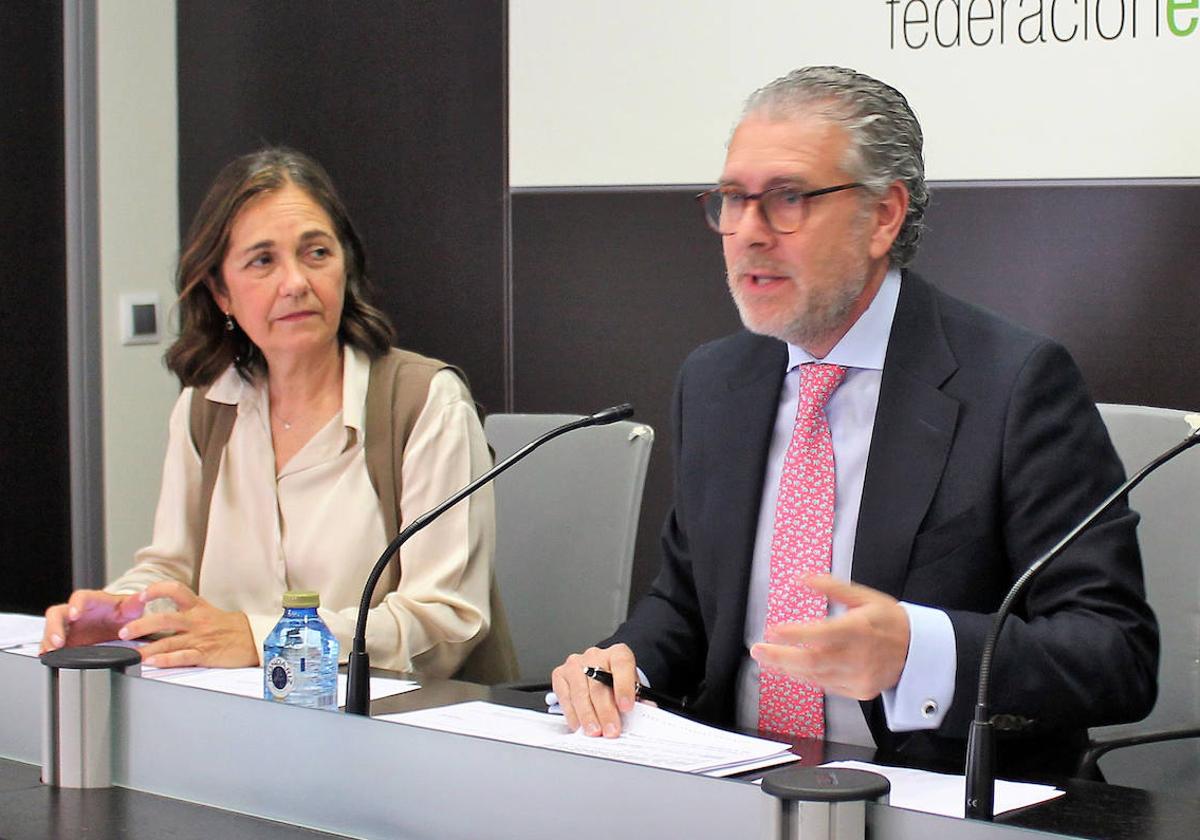 Andrés Ortega, presidente de la Fes, interviene en la asamblea ante la mirada de Beatriz Escudero, secretaria general de la federación.