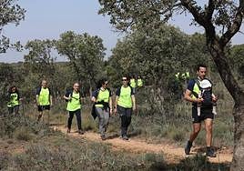 Participantes en la marcha por el Monte el Viejo.