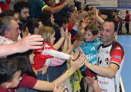 Carlos Villagrán saluda emocionado a la grada al final del partido de este sábado, que ha sido el de su retirada.