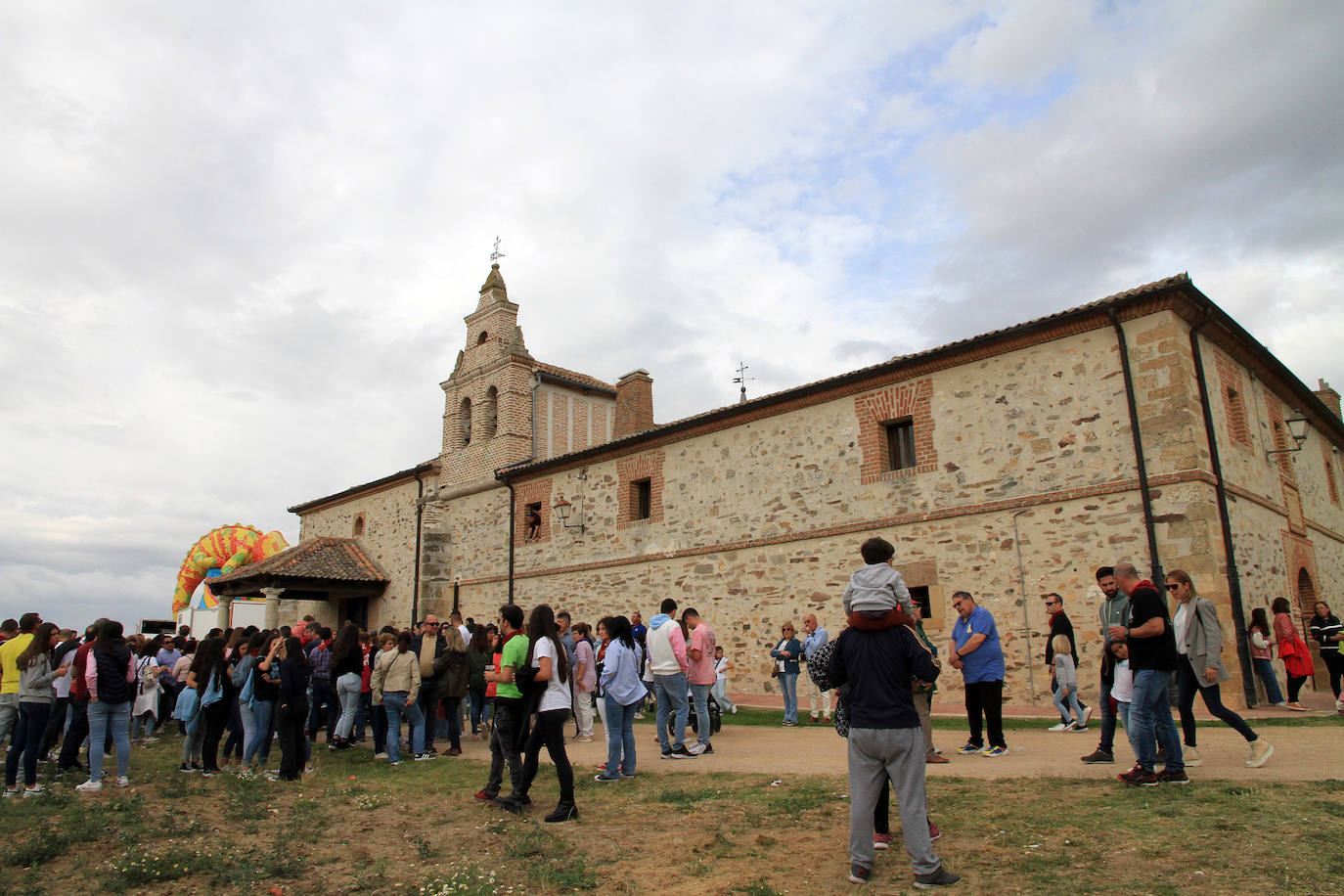 Fervor por la Virgen del Bustar