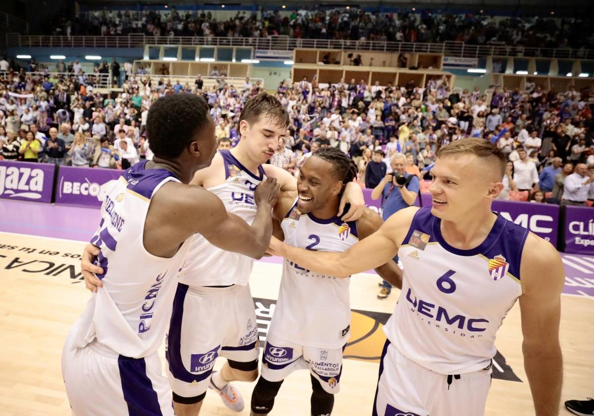 Los jugadores blanquivioletas celebran su segunda victoria en el 'play-off'.