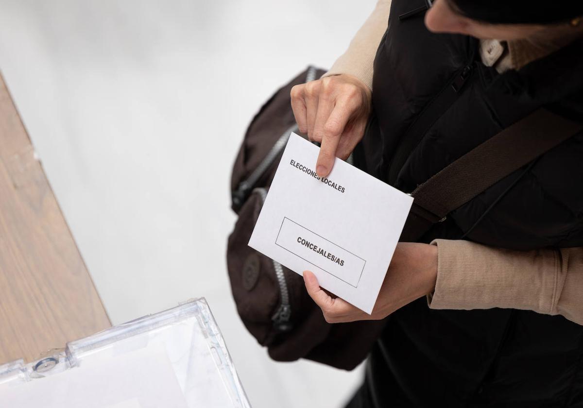 Una persona deposita su voto en Valladolid capital.