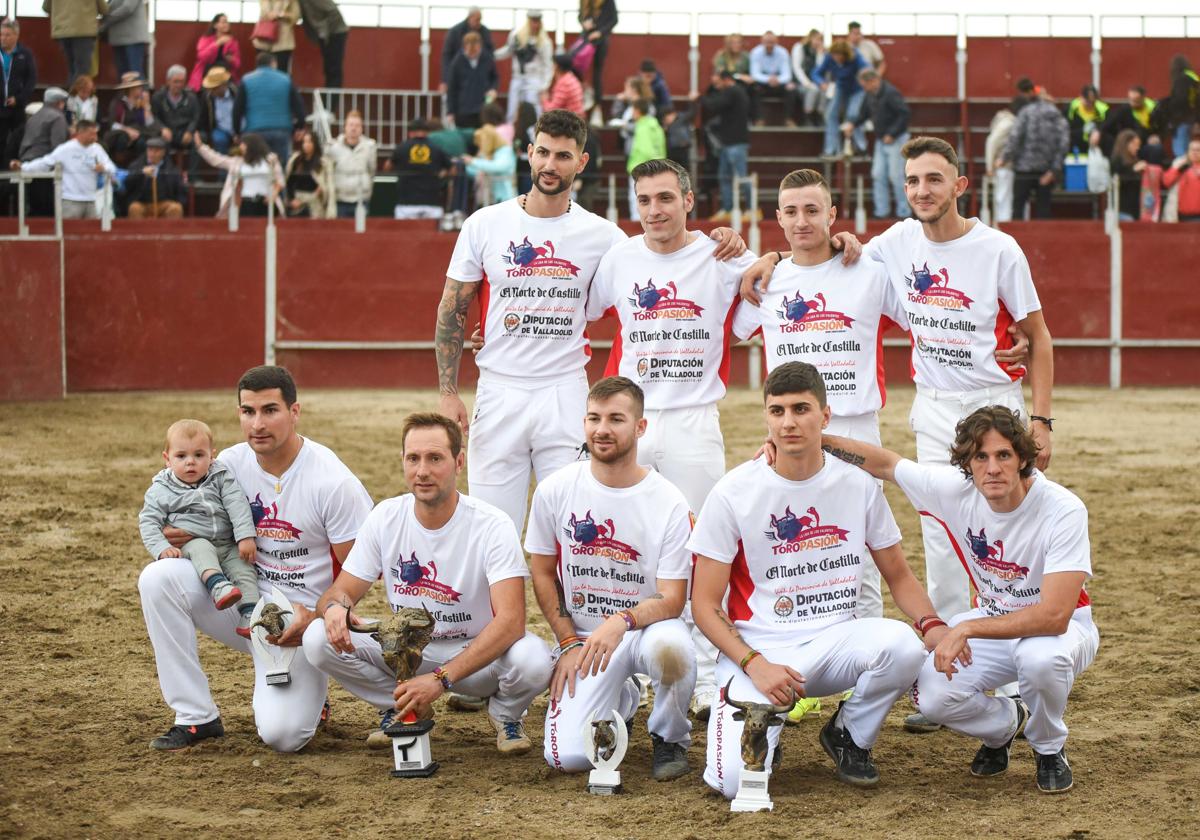 Los participantes posan con sus trofeos.