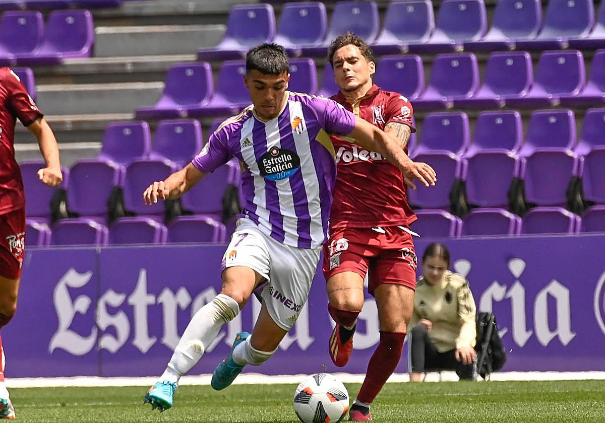 El jugador Roberto Arroyo disputa la pelota con un jugador del Sanluqueño.