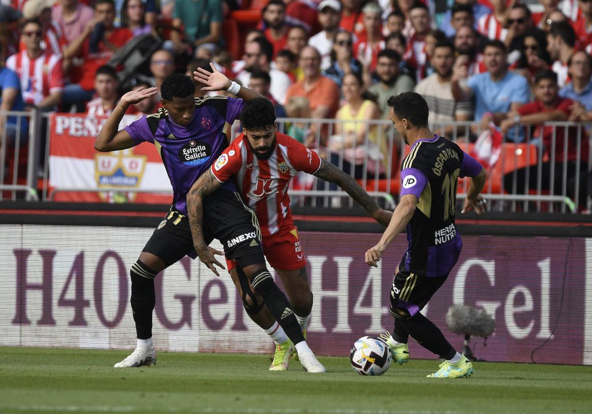 Gonzalo Plata y Óscar Plano se llevan un balón ante el Almería.