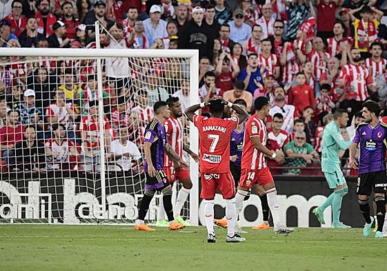 Los jugadores del Almería se lamentan por una acción en la portería del Valladolid.